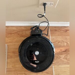 iRobot Roomba e5 Robot Vacuum Cleaner with Charging Dock